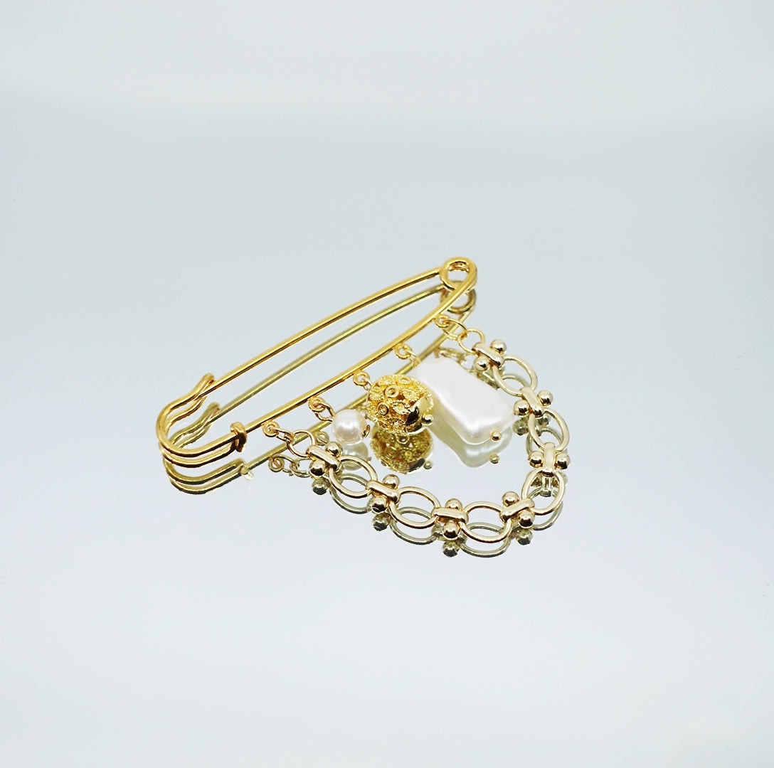 Gold Filigree Brooch with Baroque Pearl