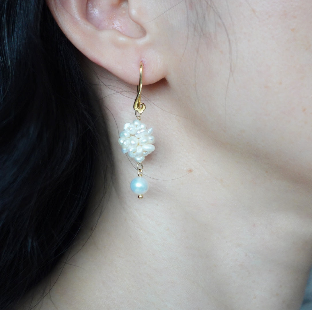 Asymmetrical Pearl Earrings Modeling - Yun Boutique