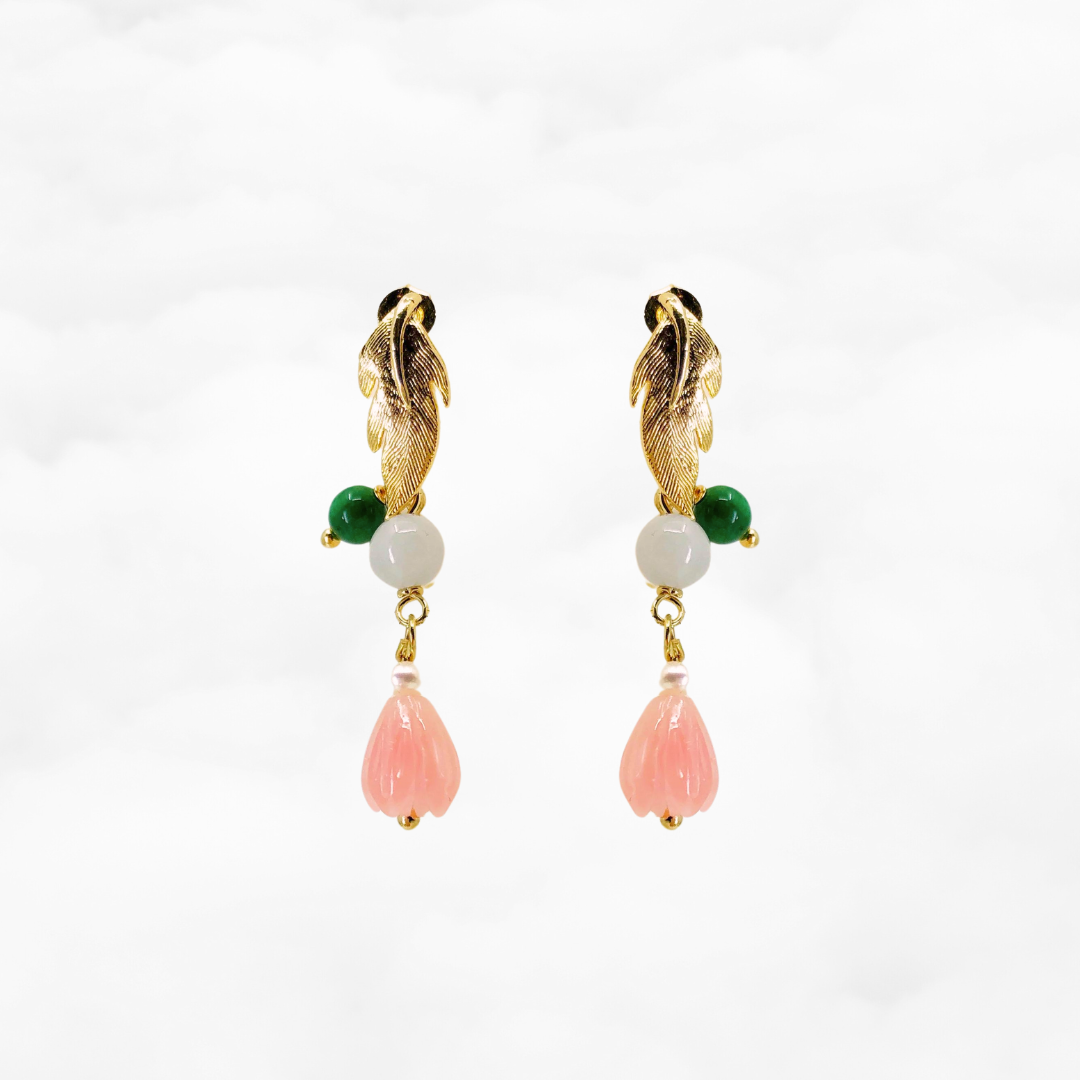 Pendientes de jade y flores doradas