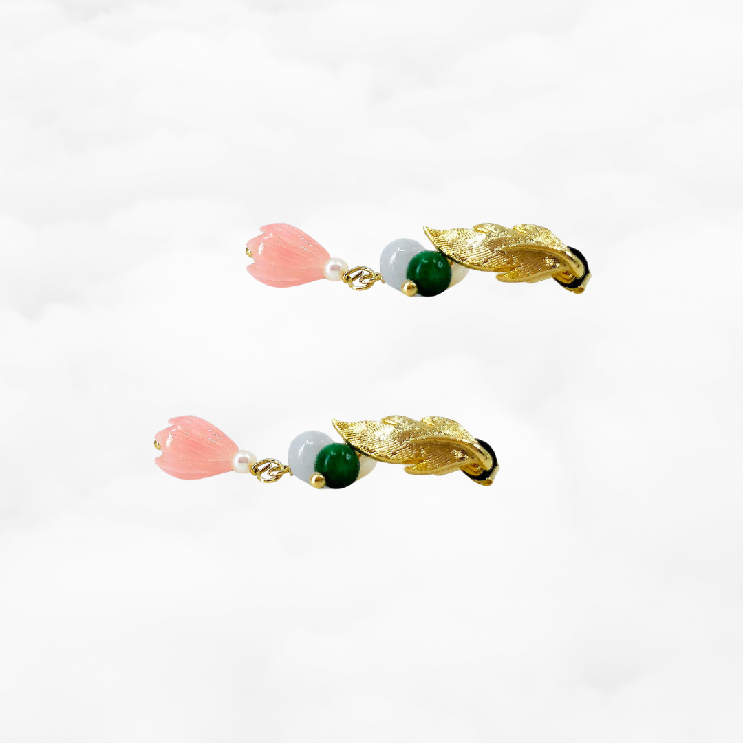 Pendientes de jade y flores doradas