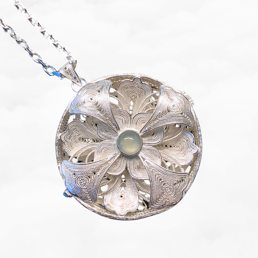 Auspicious Flower Filigree Inlay Pendant Necklace in Sterling Silver - Yun Boutique