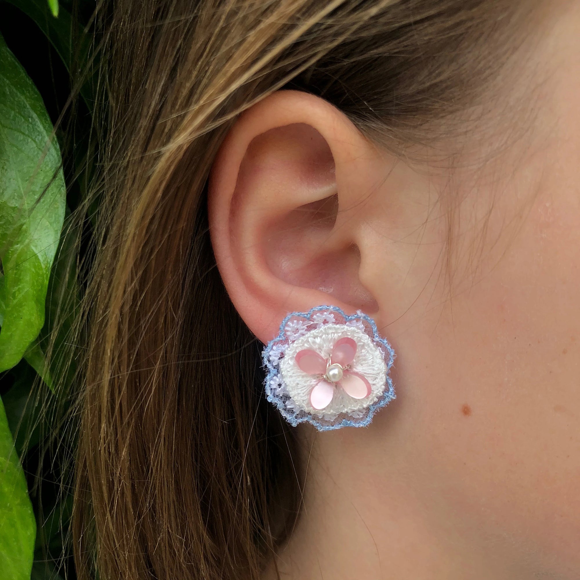 Flower Lace Studs - Yun Boutique