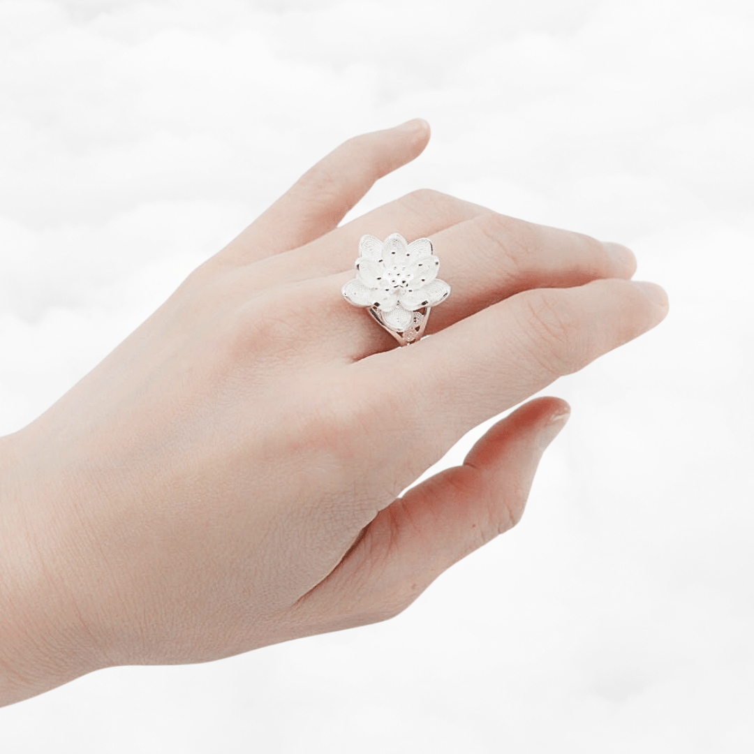 Anillo de plata con incrustaciones de filigrana y flor de loto