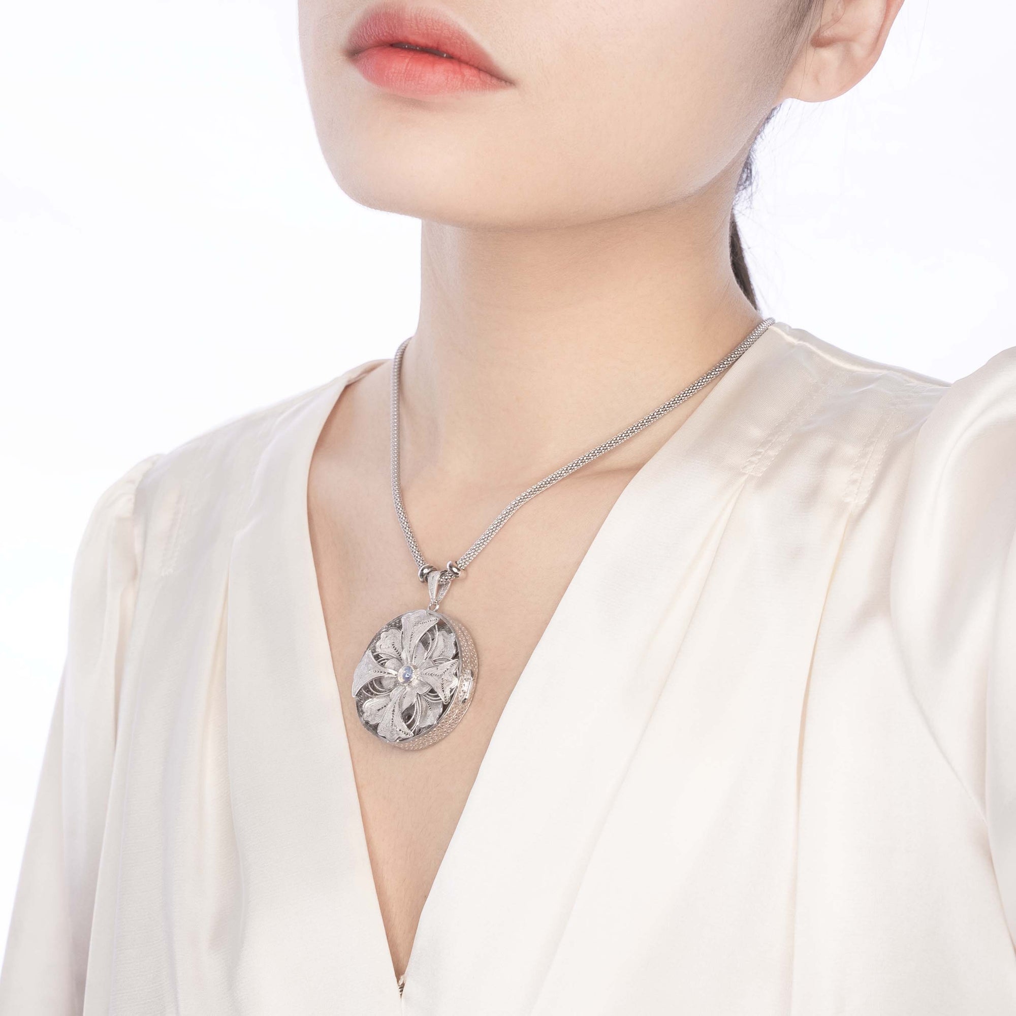 Auspicious Flower Filigree Inlay Pendant Necklace in Sterling Silver - Yun Boutique