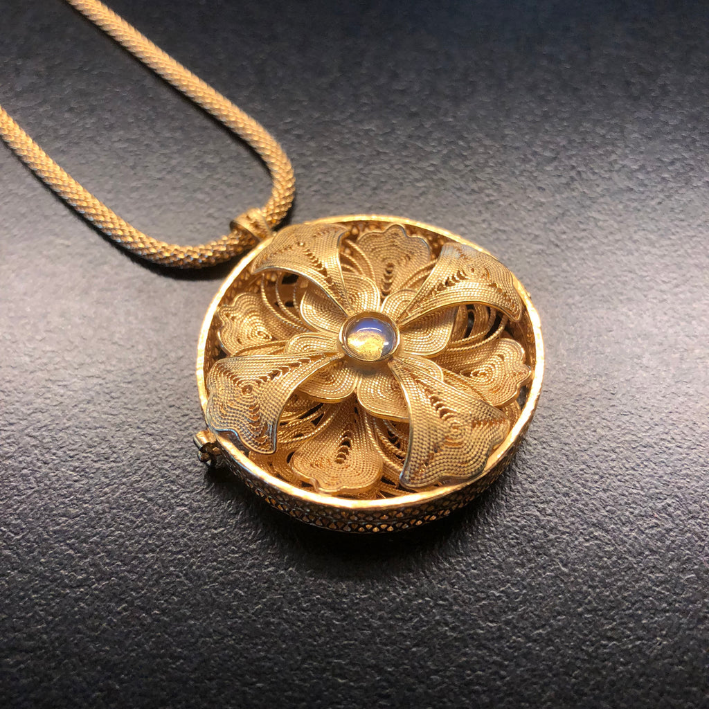 LV Flower Charm Pendant Necklace in Gold (unique piece) — singulié