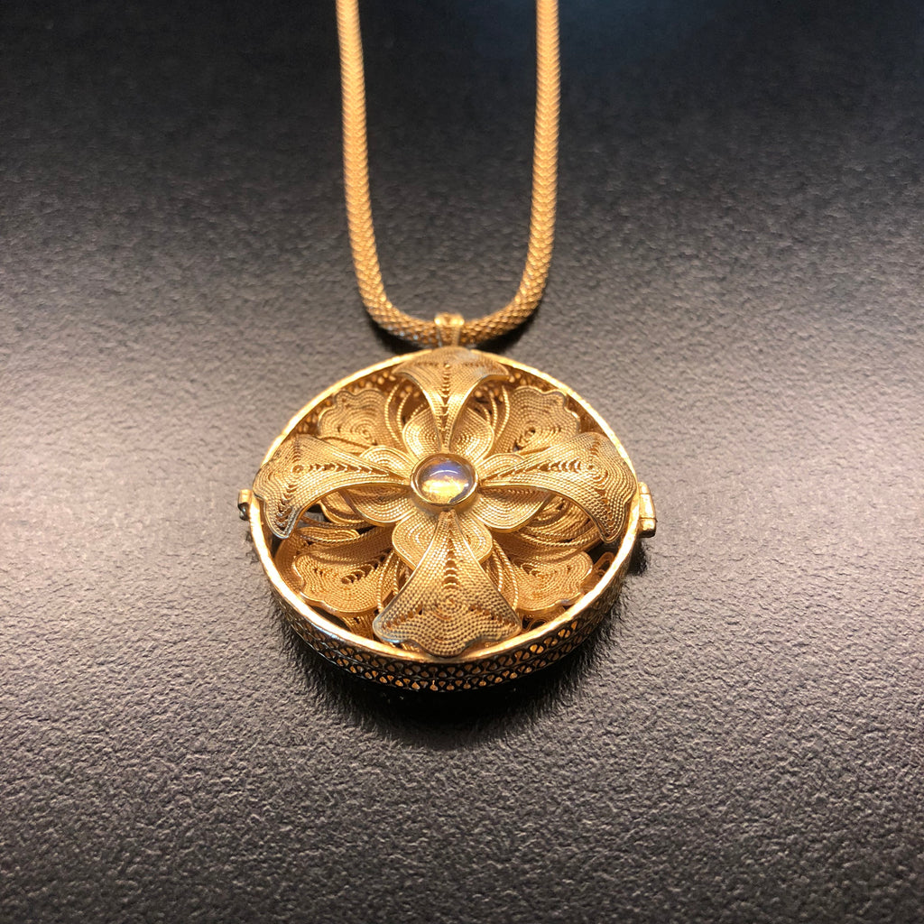 LV Flower Charm Pendant Necklace in Gold (unique piece) — singulié