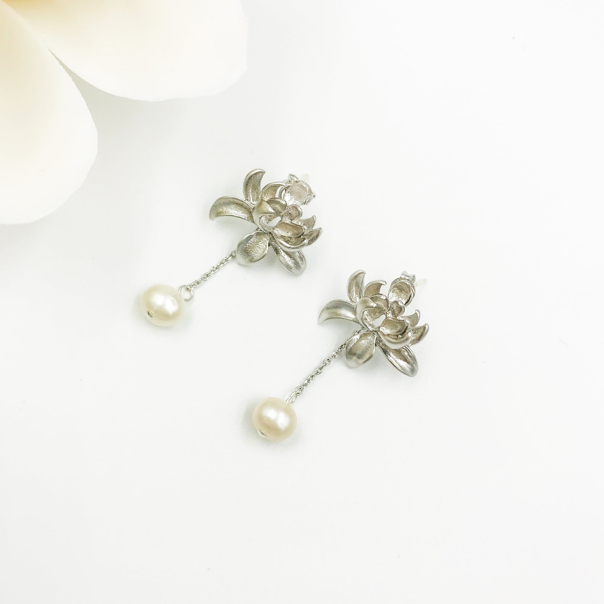 Silver Lotus Pearl Stud Earrings - Yun Boutique